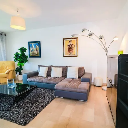 Park Apartment *
